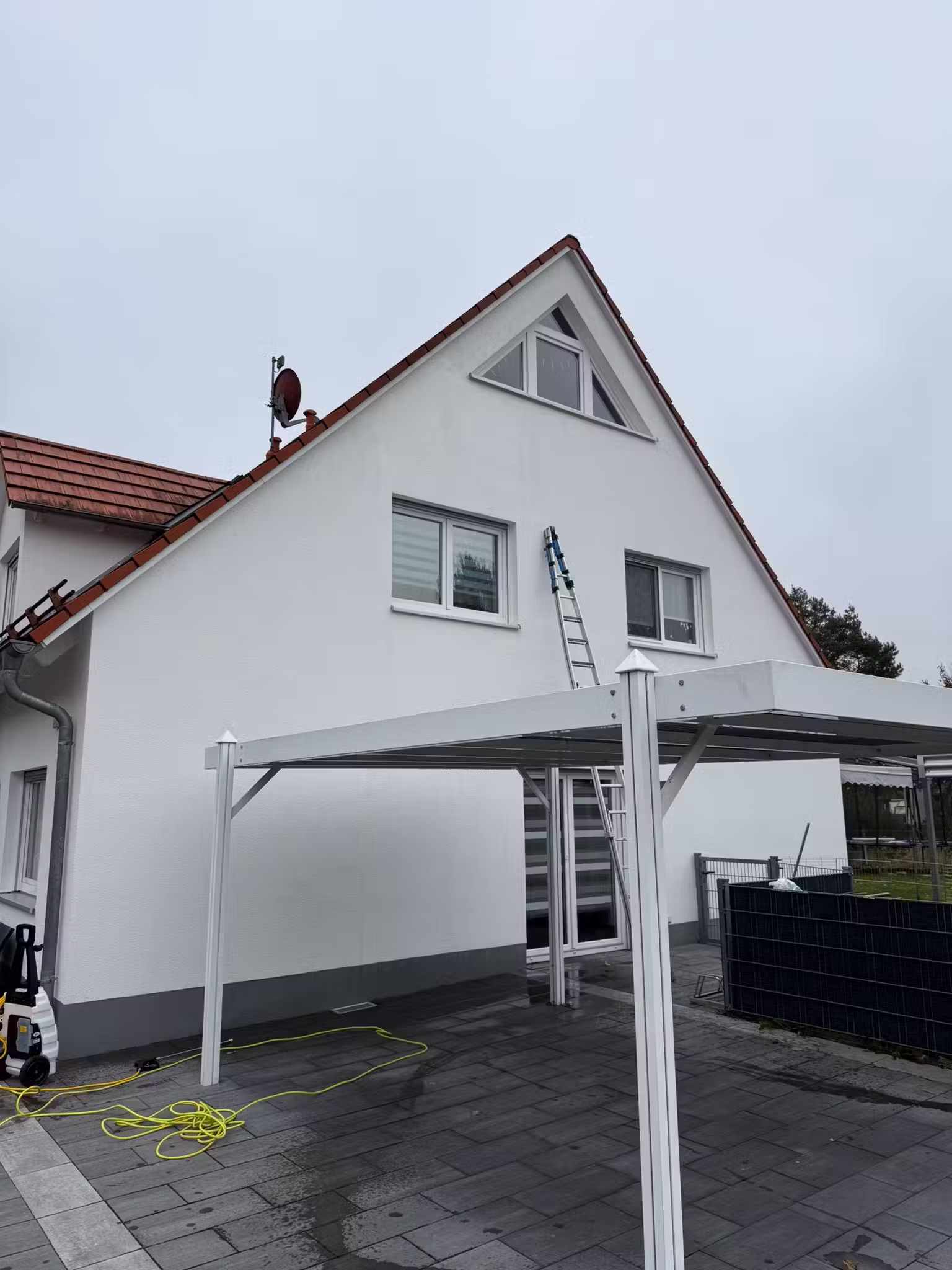 Fassade nach der Reinigung mit deutlich aufgehellter Oberfläche