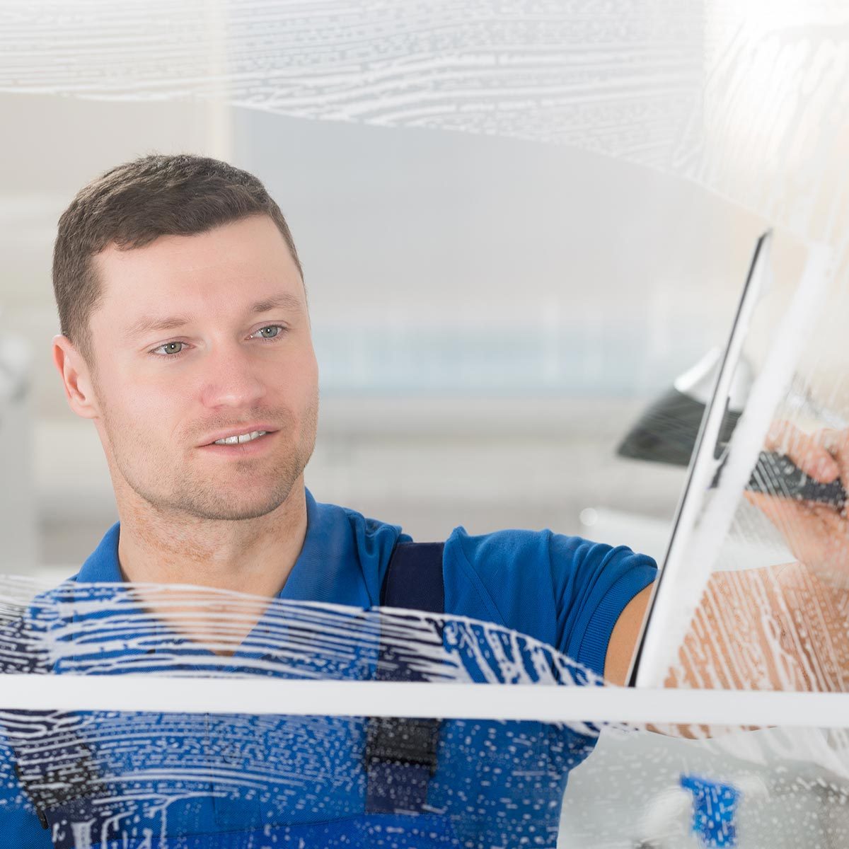 Fensterputzer bei der streifenfreien Glasreinigung in Ingolstadt und Wettstetten