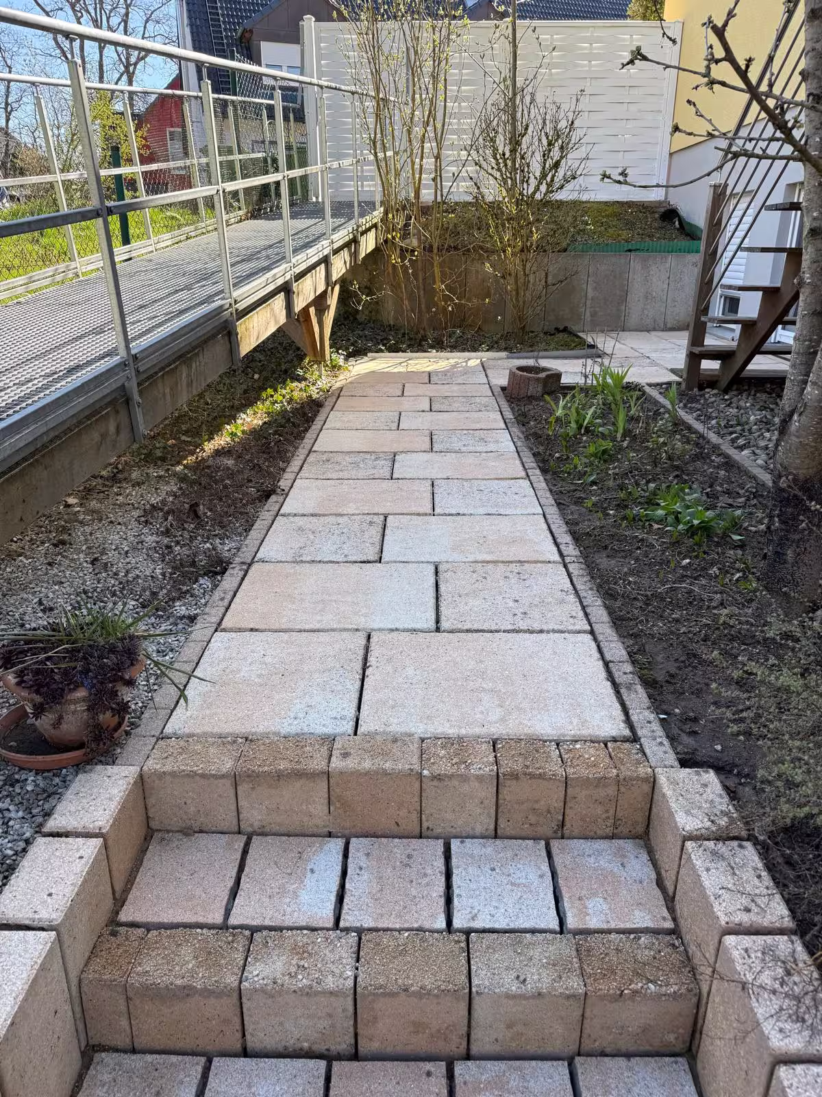 Treppe und Gehweg nach der Steinreinigung