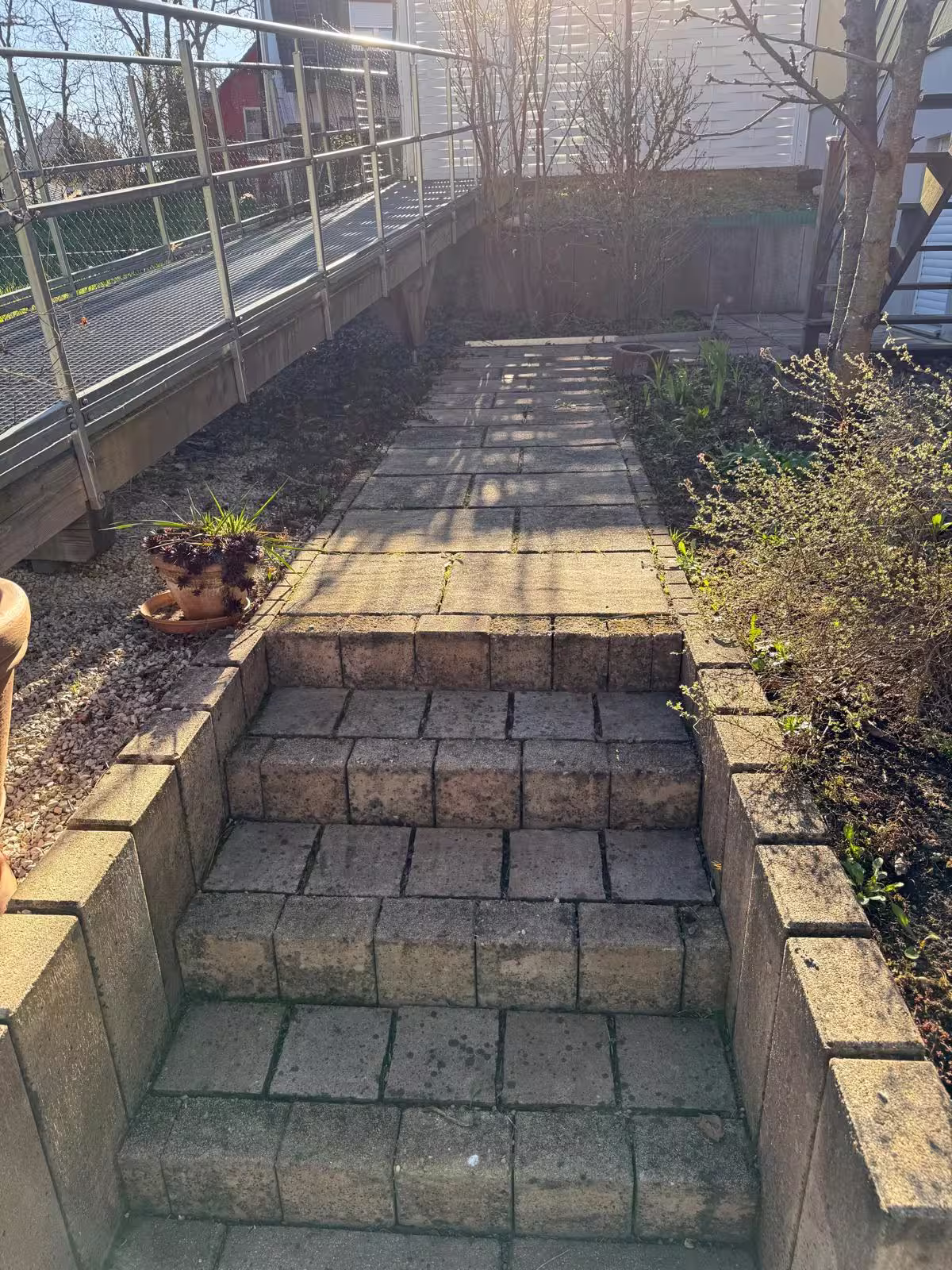 Treppe und Gehweg vor der Steinreinigung